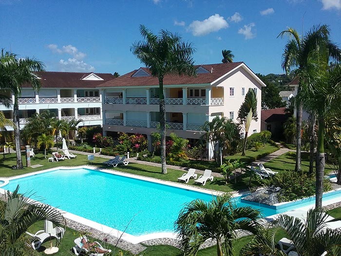 Villa Turquesa: Villa pareada con otra en residencial con seguridad a